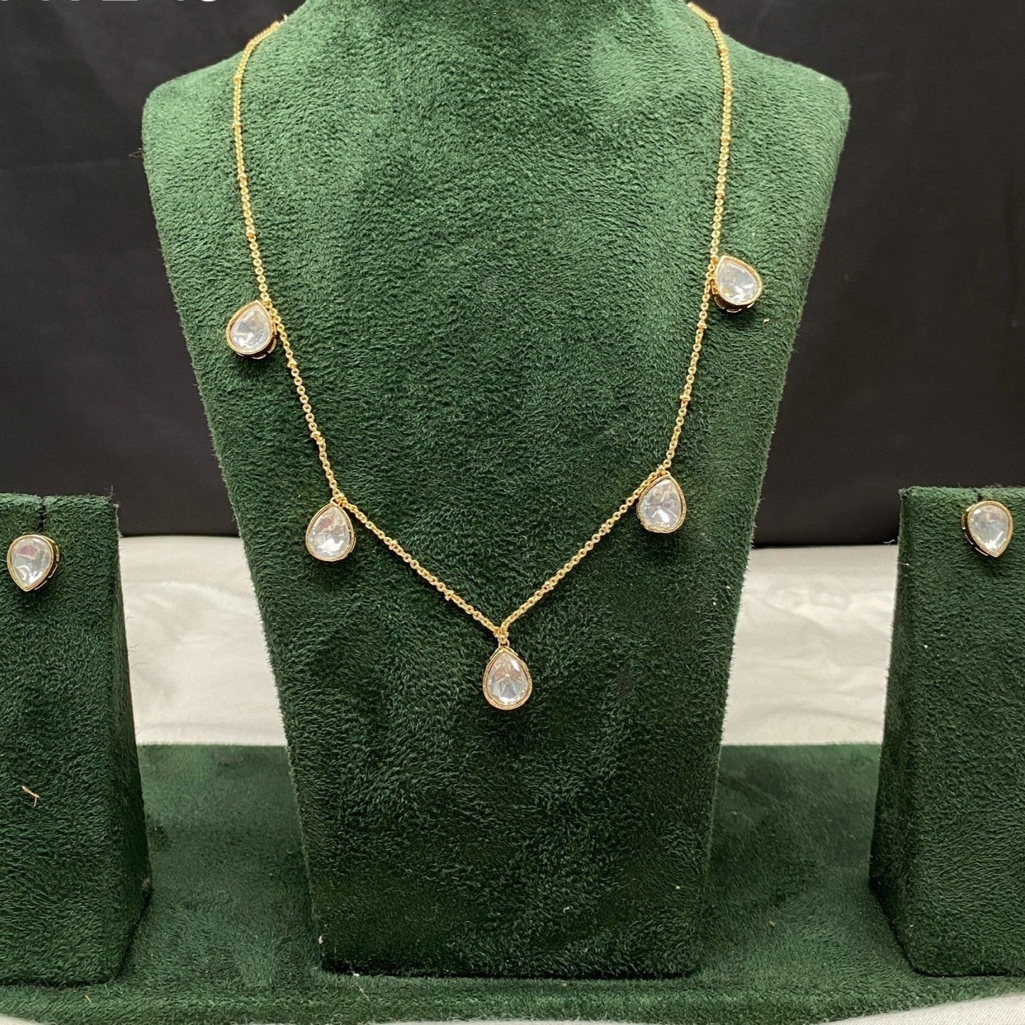 Elegant Kundan Pendant Necklace with Matching Earrings Set - Sparkling Nailon