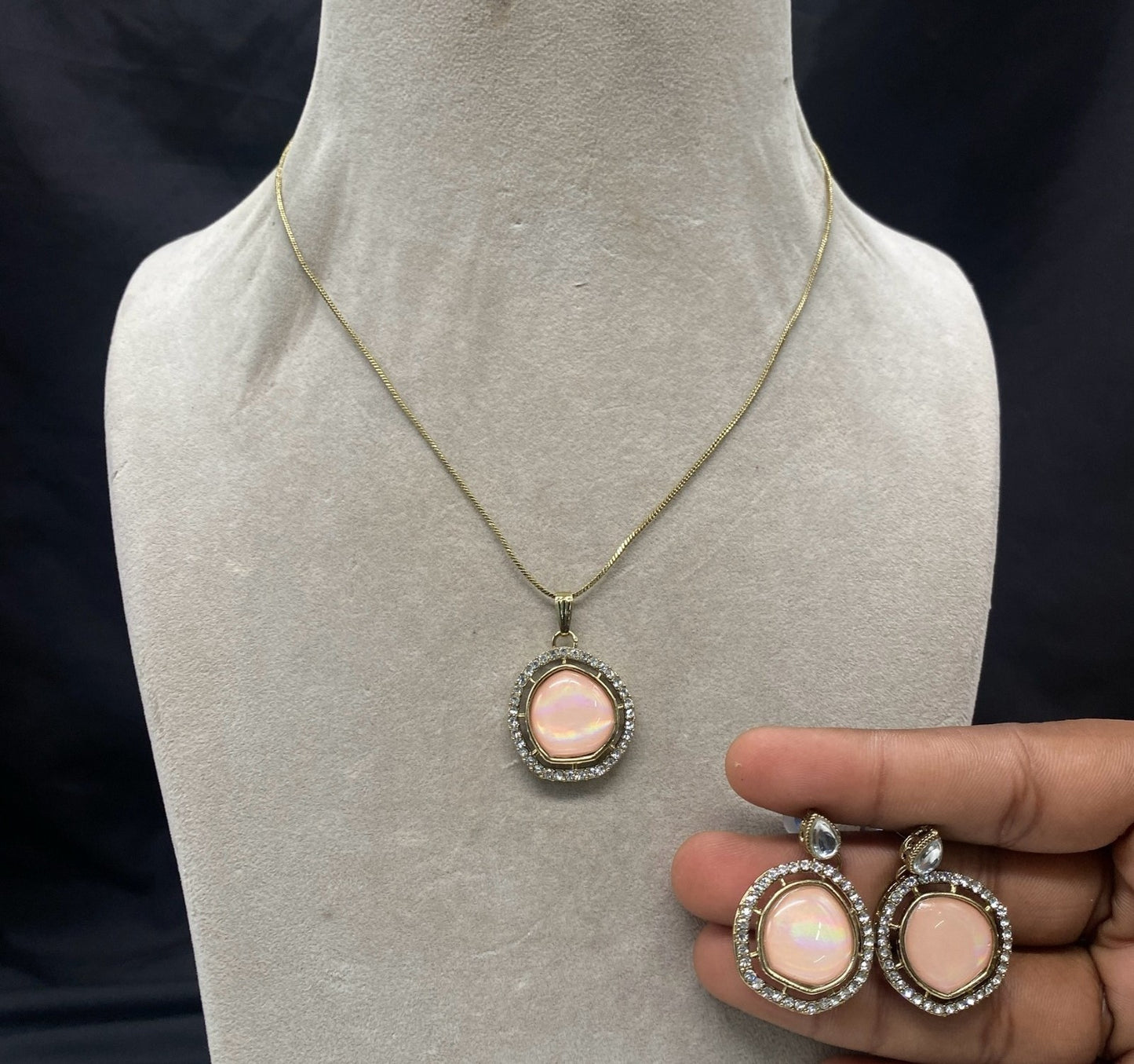 Elegant Kundan Jewellery Set with Stone Pendant & Matching Earrings - Sparkling Nailon