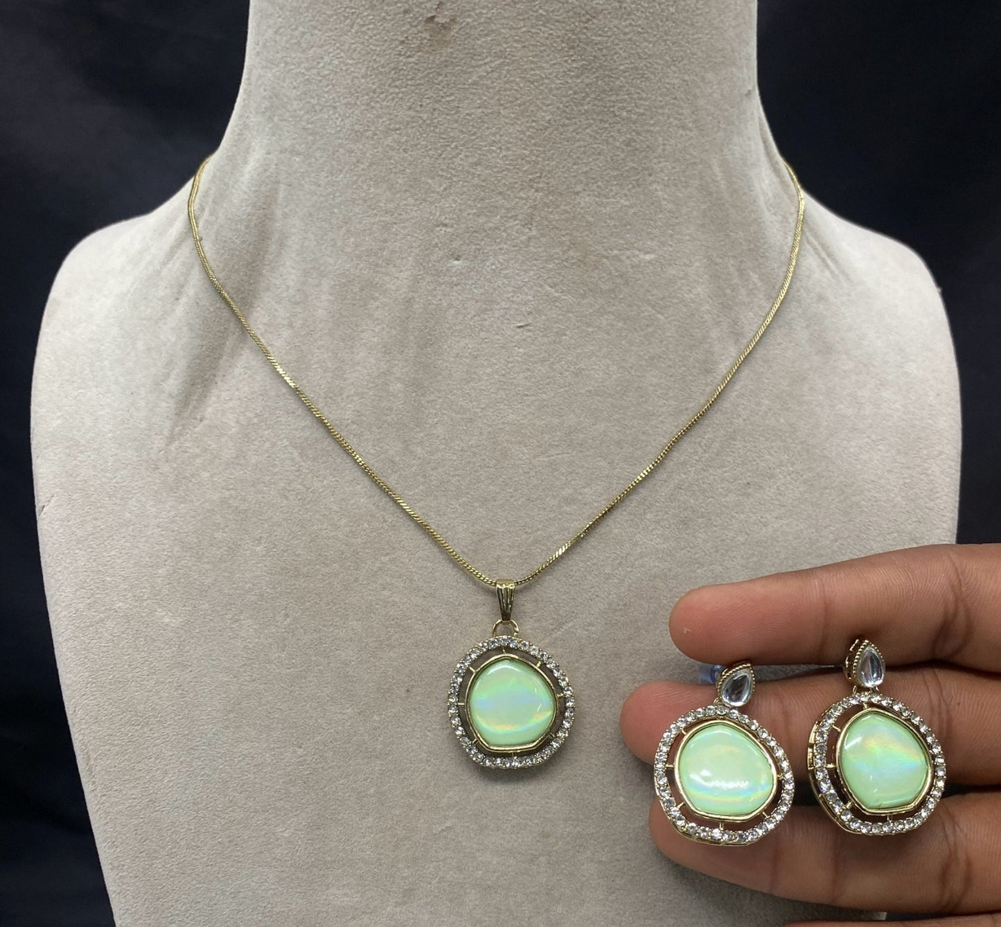 Elegant Kundan Jewellery Set with Stone Pendant & Matching Earrings - Sparkling Nailon