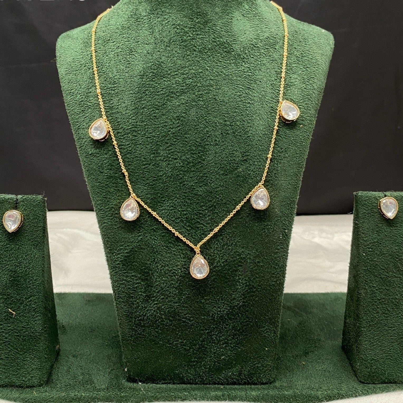 Elegant Kundan Pendant Necklace with Matching Earrings Set - Sparkling Nailon